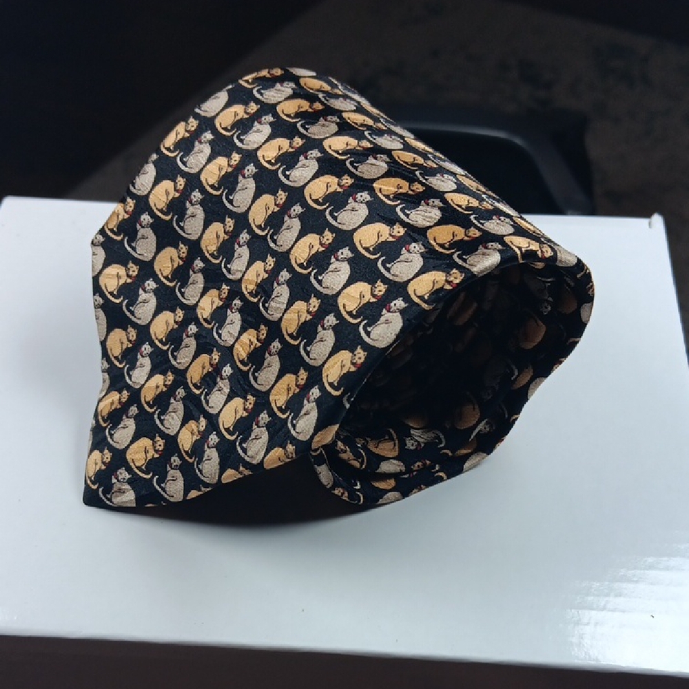Museum Artifacts Cat Patterned Black and Gold Men's Tie‎